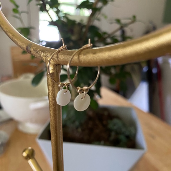 MAKE ME AND OFFER Dainty Shell Gold Hoop Huggie Earring - Picture 2 of 3